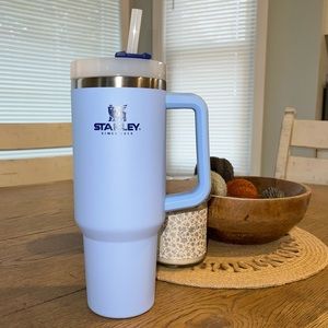 Stanley 40oz Quencher Tumbler in Cornflower Blue